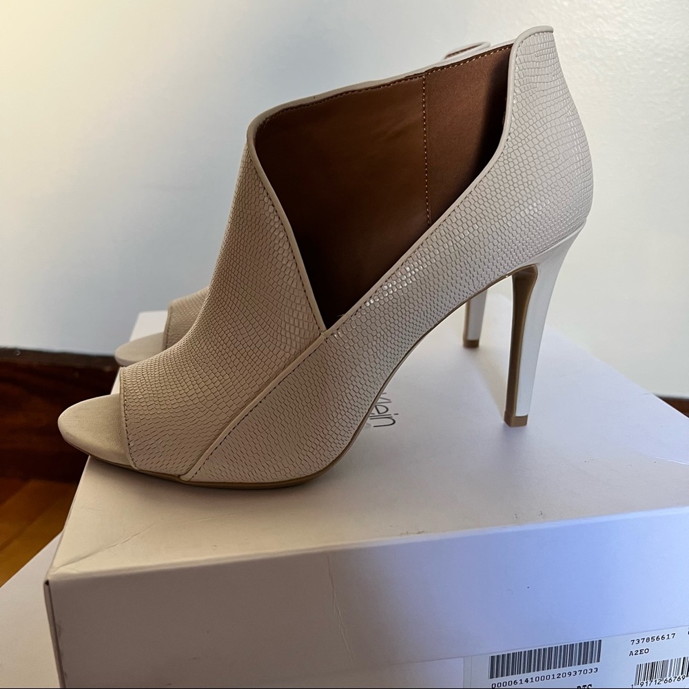 NWT Calvin Klein Nastassia Peep Toe Pump In Soft White Leather - Picture 11 of 16
